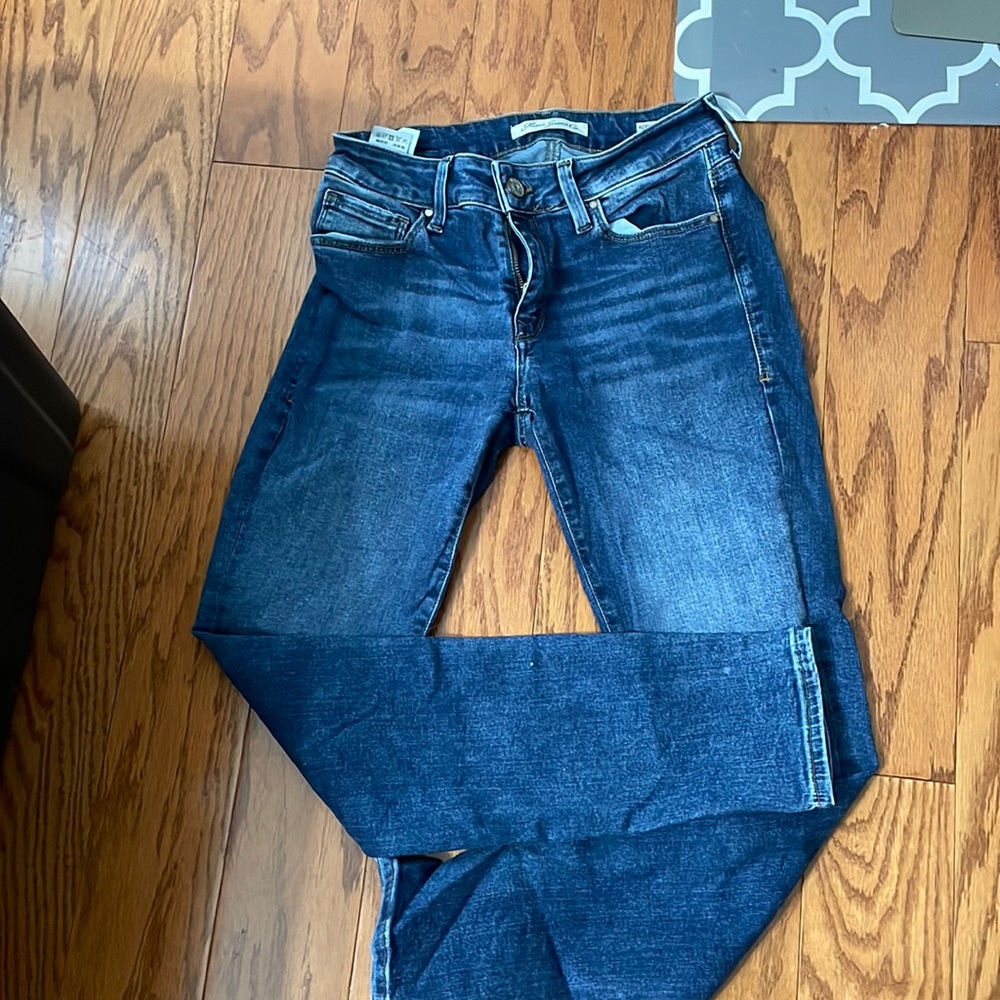 Mavi denim jeans.